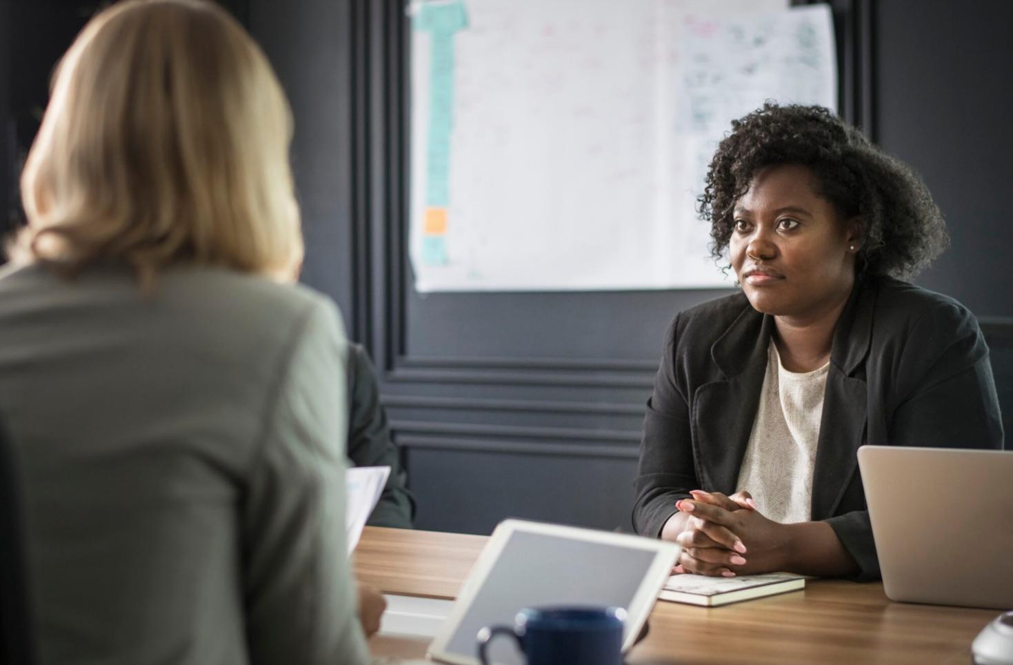 Professionnel analysant des données financières